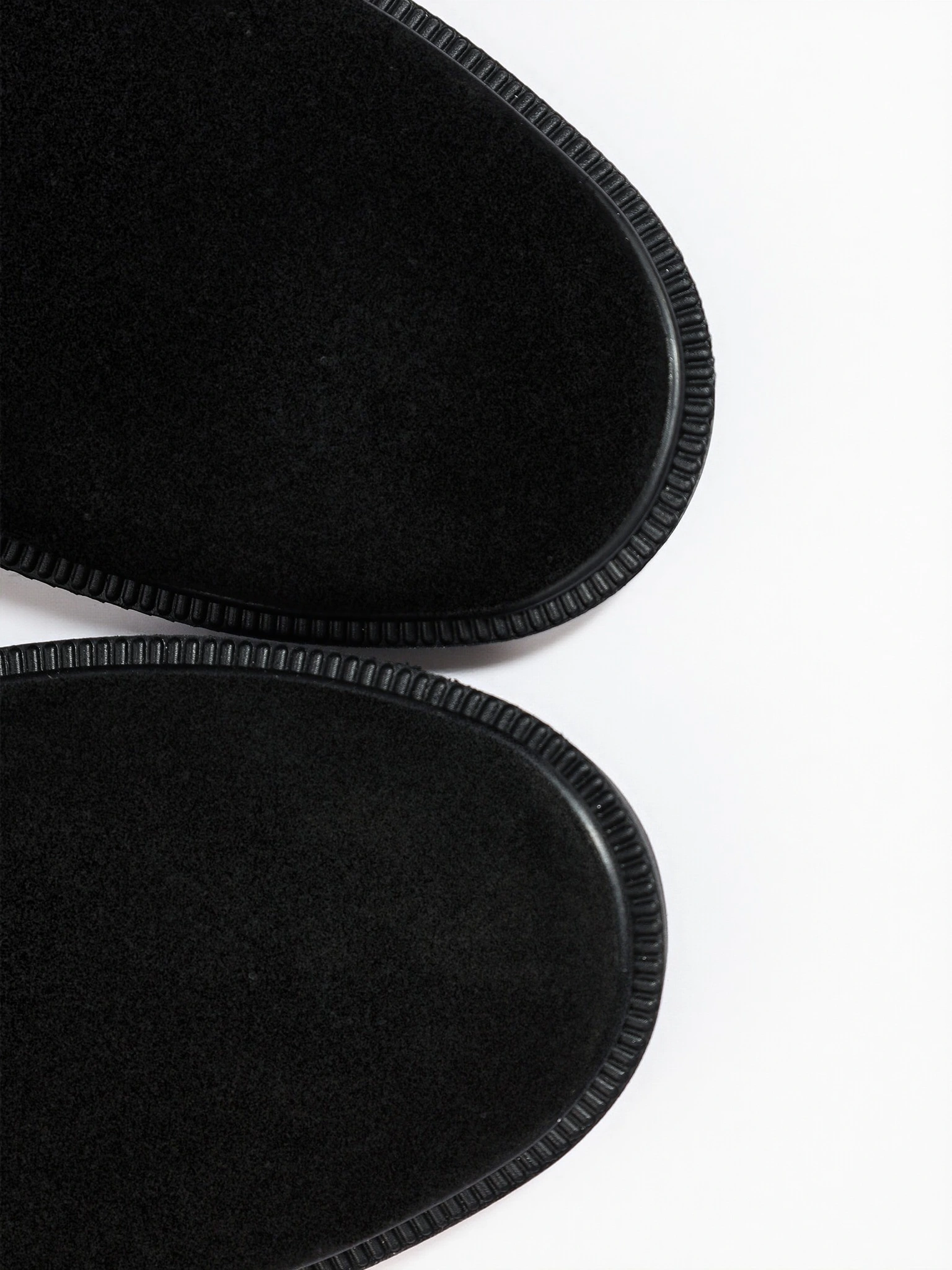 Ботинки черного цвета на шнуровке из натуральной замши